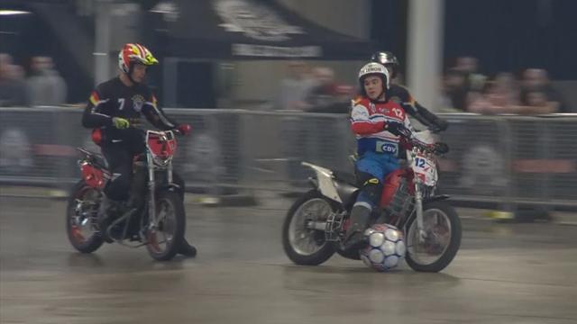 Kende je Motoball al? Een potje voetbal op de motor! Kende je Motoball al? Een potje voetbal op de motor!