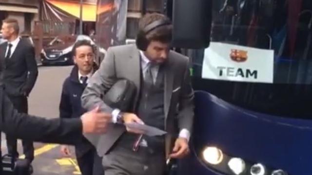 El descuido de Piqué que le provocó un coscorrón al llegar al hotel de Milán