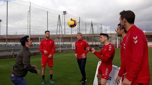 Con los patines... y ahora con la cabeza, exhibición de Javi Fernández con la plantilla de Osasuna