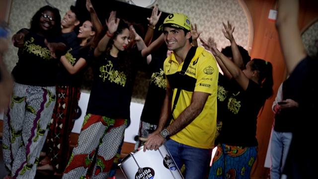 Sainz se lo pasa en grande con la batucada antes de la carrera en Brasil Sainz se lo pasa en grande con la batucada antes de la carrera en Brasil