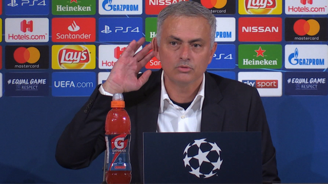 Mourinho: "Il gesto a fine gara? Non era un'offesa, offese sono quelle che ho ricevuto per 94'" Mourinho: "Il gesto a fine gara? Non era un'offesa, offese sono quelle che ho ricevuto per 94'"
