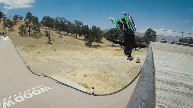 Aaron Fotheringham, che show con la sua sedia a rotelle: batte tre Guinness World Record! Aaron Fotheringham, che show con la sua sedia a rotelle: batte tre Guinness World Record!