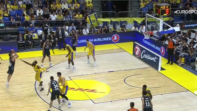Jaycee Carroll esplode nel 2° quarto: 14 punti e il Real Madrid vola Jaycee Carroll esplode nel 2° quarto: 14 punti e il Real Madrid vola