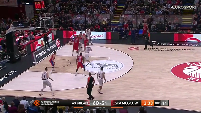 Passaggio strepitoso di Micov per Tarczewski che schiaccia: 3° quarto super di Milano Passaggio strepitoso di Micov per Tarczewski che schiaccia: 3° quarto super di Milano