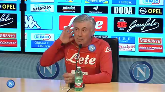 Ancelotti imita Mourinho in conferenza e difende il suo gesto Ancelotti imita Mourinho in conferenza e difende il suo gesto