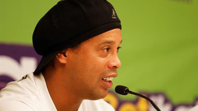 Ronaldinho visita Kenia a pesar de una orden de aprehensión de su pasaporte