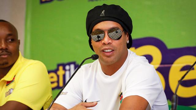 Ronaldinho visita Kenia a pesar de una orden de aprehensión de su pasaporte Ronaldinho visita Kenia a pesar de una orden de aprehensión de su pasaporte