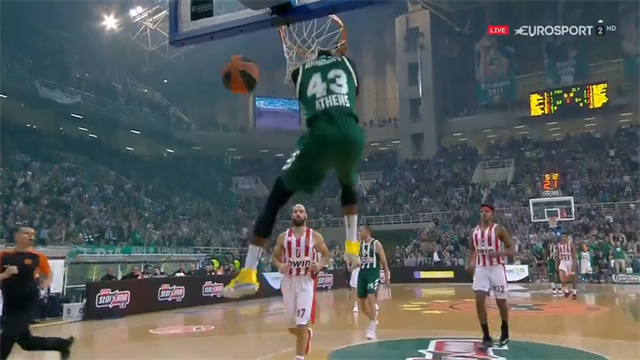 Spettacolo Panathinaikos nel derby di Atene con Calathes e Thanasis Antetokounmpo Spettacolo Panathinaikos nel derby di Atene con Calathes e Thanasis Antetokounmpo