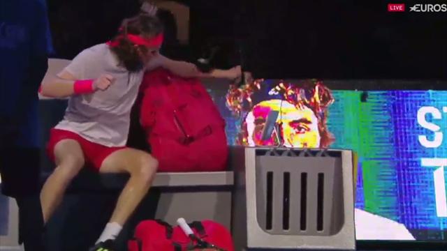 El tremendo cabreo de Stefanos Tsitsipas en el que destrozó los auriculares del coaching El tremendo cabreo de Stefanos Tsitsipas en el que destrozó los auriculares del coaching