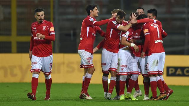Il Perugia supera 2-1 il Crotone nell'anticipo: decide un autogol di Simy, Nesta batte Oddo