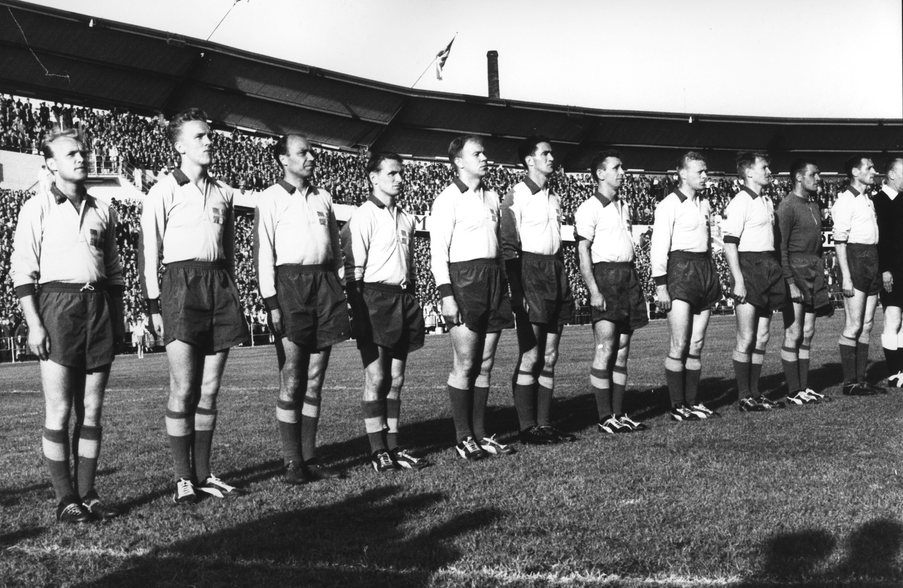 Fr. v Lennart Skoglund, Agne Simonsson, Gunnar Gren, Kurt Hamrin, Sigge Parling, Bengt Gustavsson, Reino Börjesson, Sven Axbom, Orvar Bergmark, Kalle Svensson, målvakt och Nils Liedholm.
