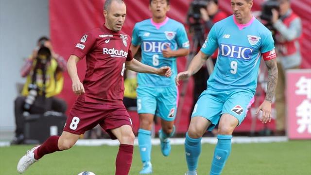 Sin goles en el primer duelo en la liga japonesa entre Iniesta y Torres