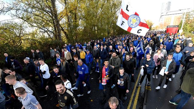 Leicester-Fans ehren verunglückten Klub-Besitzer mit Trauermarsch
