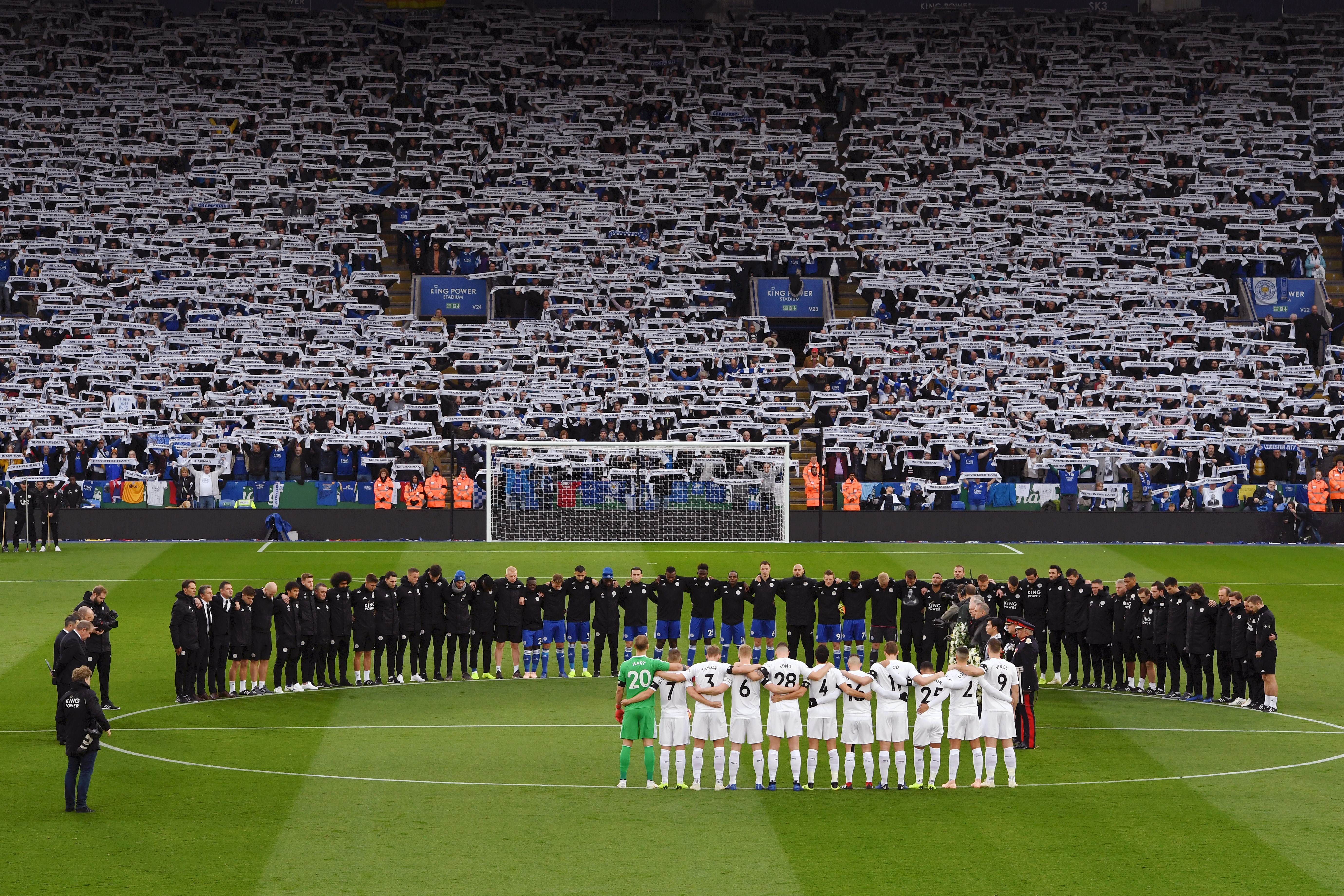 Les équipes de Leicester et et Burnley respectent une minute de silence en hommage à Vichai Srivaddhanaprabha