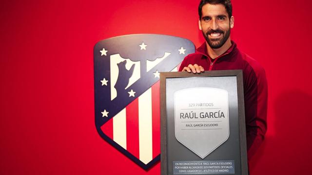 El homenaje a Raúl García y su placa en el Wanda Metropolitano