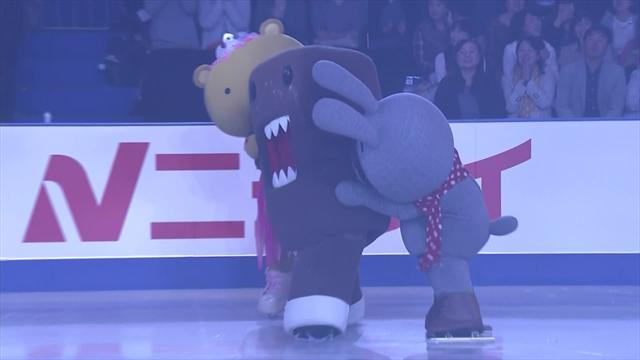 Mascotte plat op het ijs bij NHK Trophy