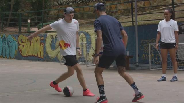Koekoek! Max Verstappen geeft ploeggenoot Ricciardo een panna Koekoek! Max Verstappen geeft ploeggenoot Ricciardo een panna