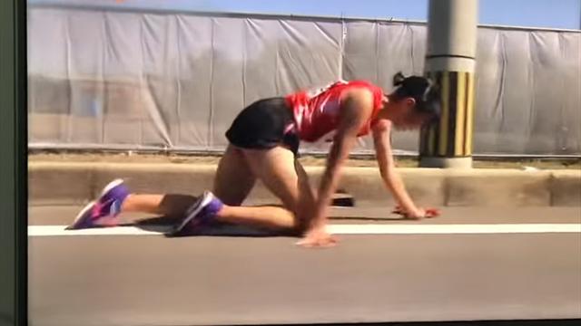 Японка покалечила ногу и стерла колени в мясо, когда ползла до финиша, чтобы передать эстафету