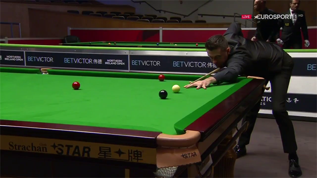 Mark Selby helps referee out during Hamza Akbar contest Mark Selby helps referee out during Hamza Akbar contest
