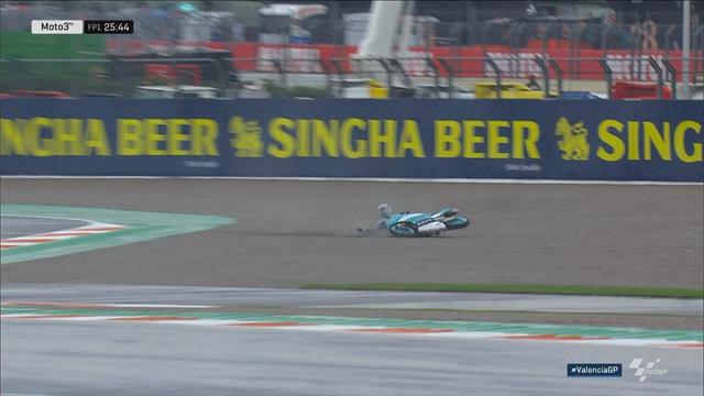 Eerste crash in Valencia | Bastianini glijdt weg in de regen Eerste crash in Valencia | Bastianini glijdt weg in de regen