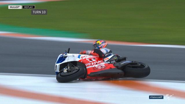 Libres 1 : Miller chute et reste coincé sous sa moto Libres 1 : Miller chute et reste coincé sous sa moto