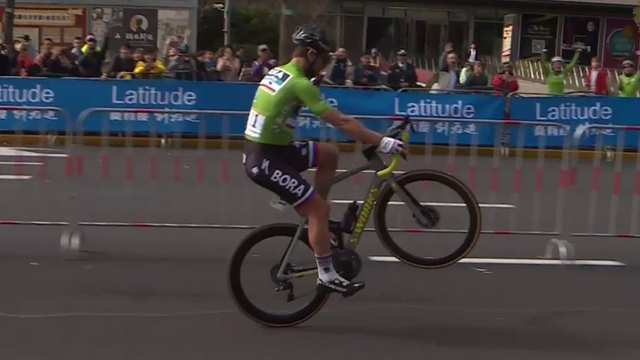 Sagan hace vibrar al público chino con un espectacular caballito en el Tour de Francia en Shanghái Sagan hace vibrar al público chino con un espectacular caballito en el Tour de Francia en Shanghái