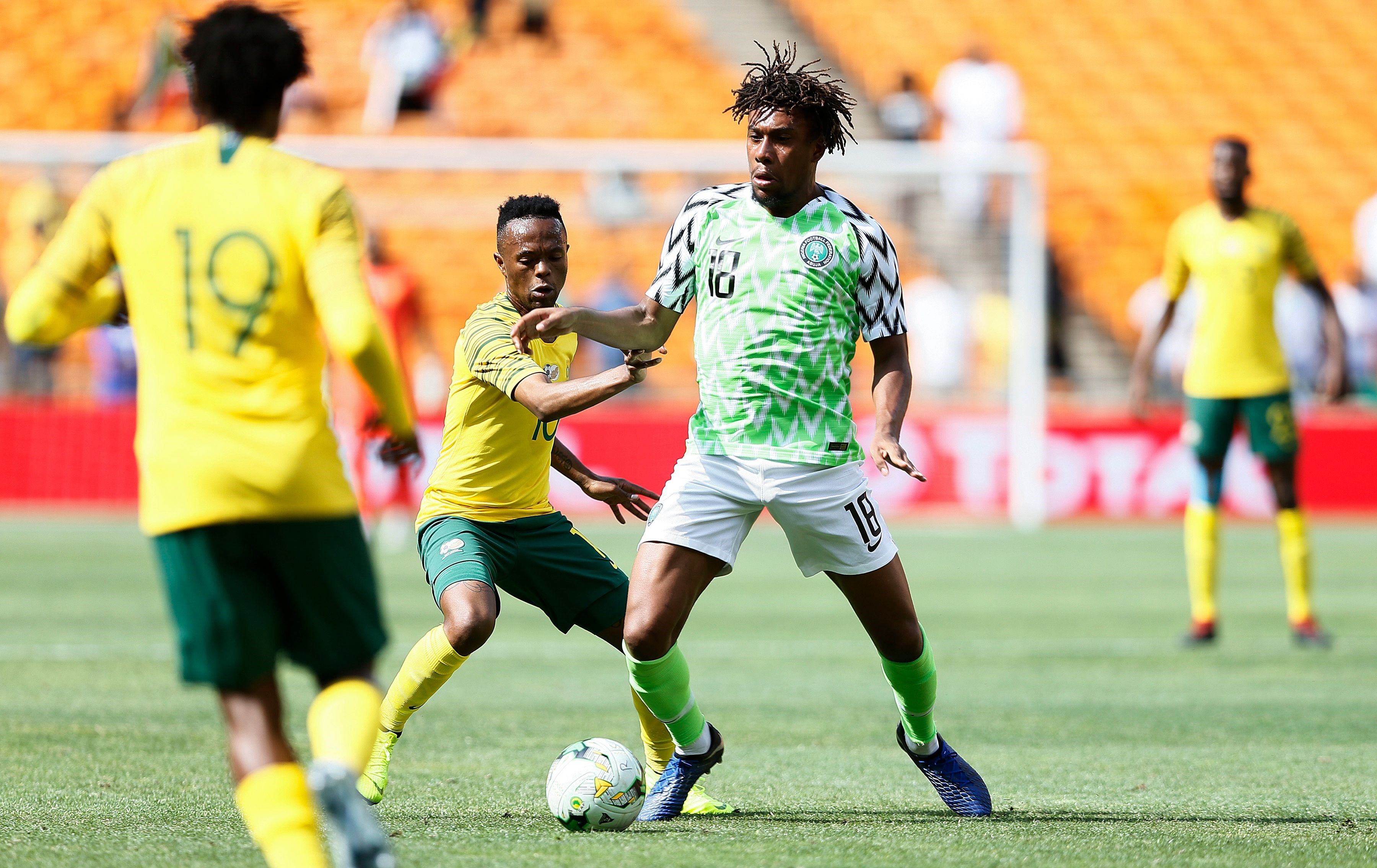 Thulani Serero au duel avec Alexander Iwobi lors d'Afrique du Sud-Nigeria / Qualifications CAN 2019