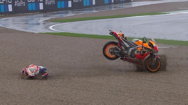 Au 7e tour, Marquez s'est fait méchamment éjecter de sa Honda ! Au 7e tour, Marquez s'est fait méchamment éjecter de sa Honda !