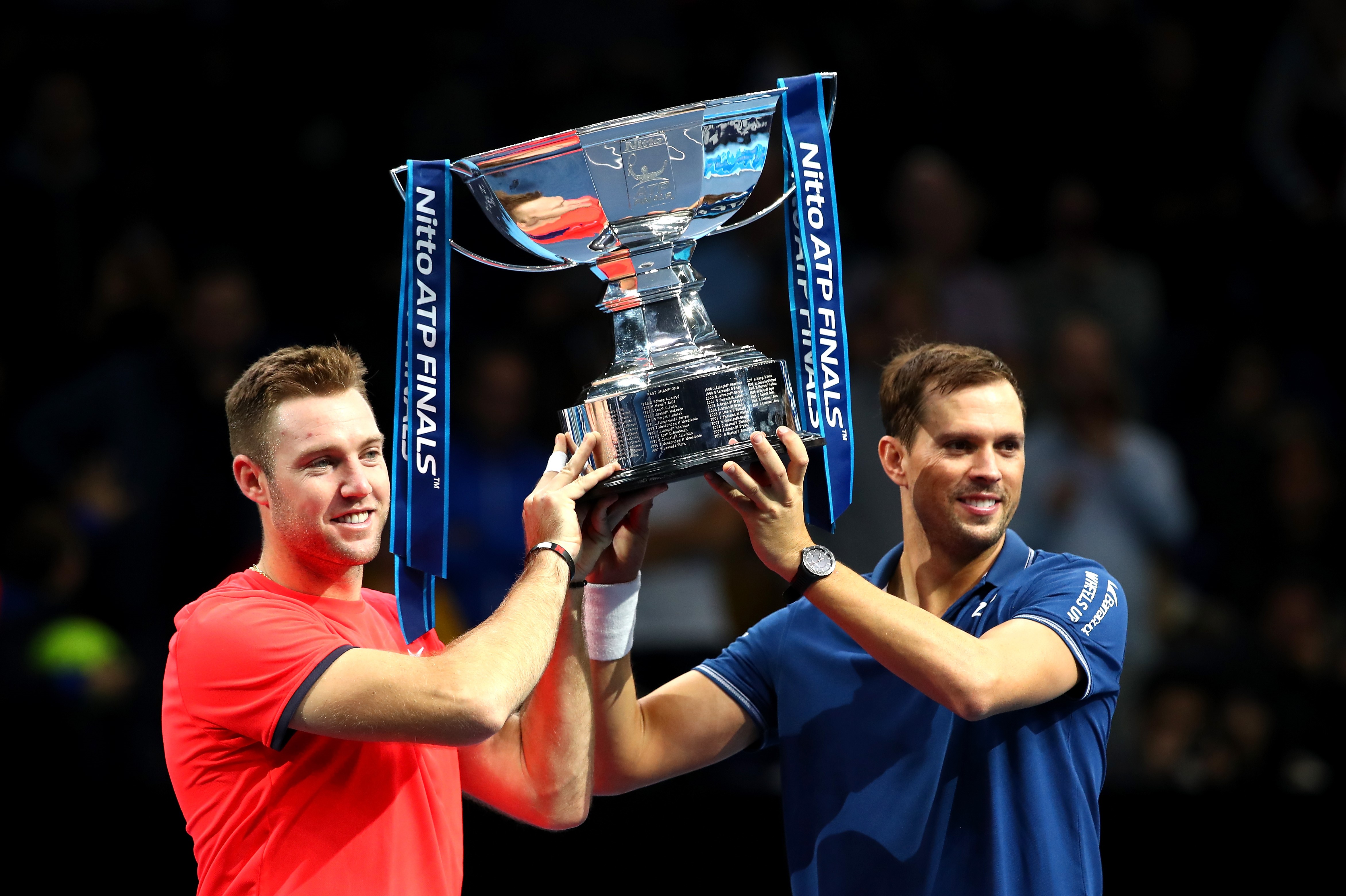 Jack Sock et Mike Bryan soulèvent le trophée lors de la finale du Masters