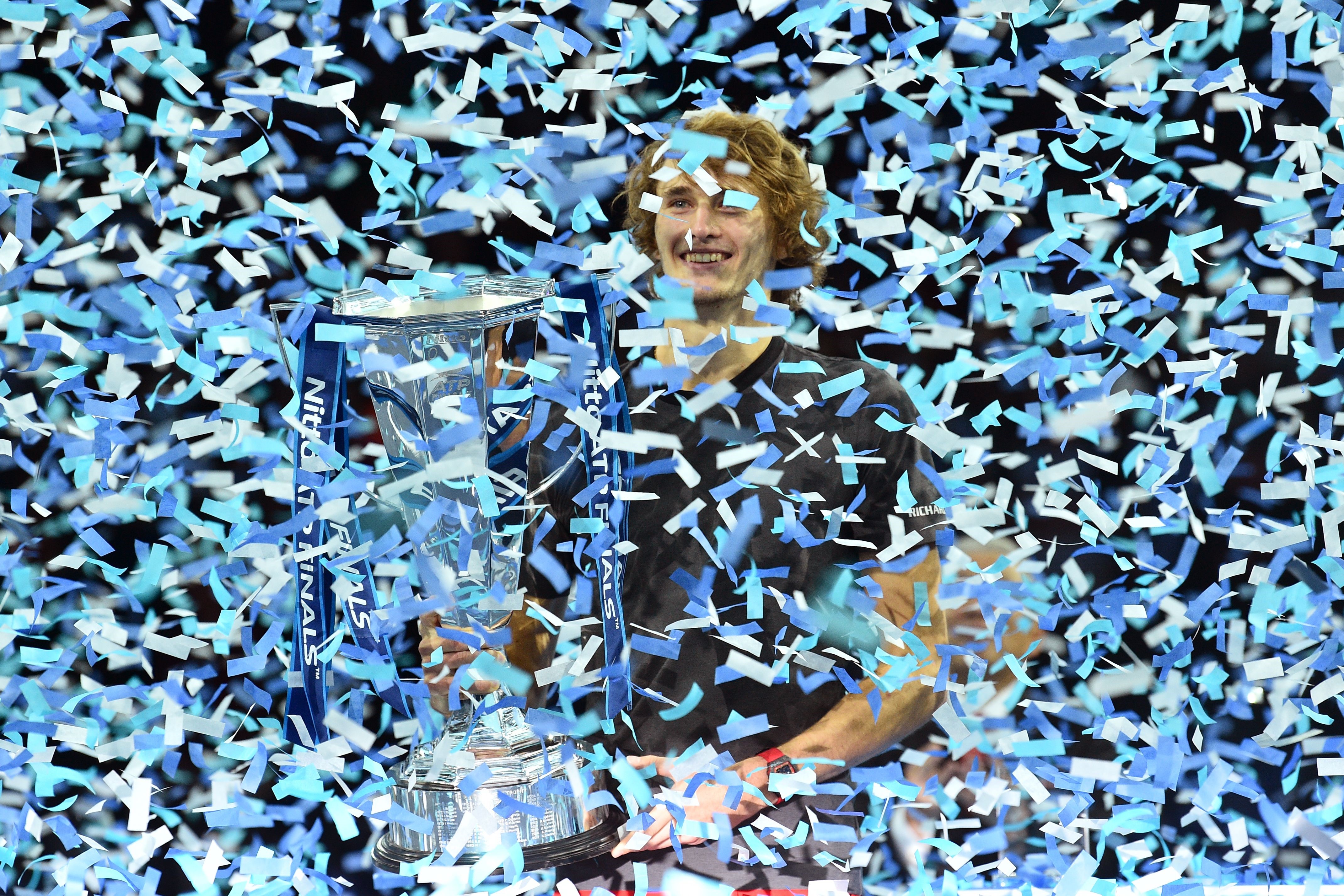 Alexander Zverev soulève son trophée après son sacre au Masters