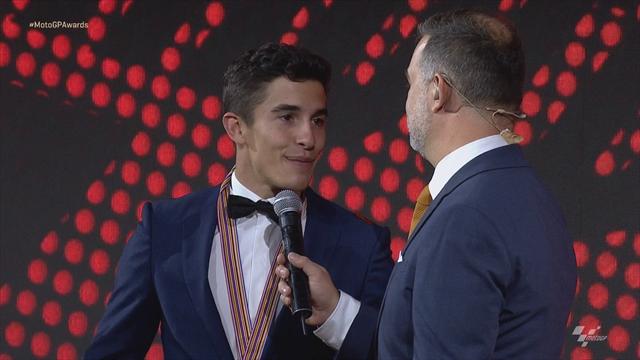Glitzer, Anzug und Trophäen: Weltmeister Marquez bei MotoGP Awards geehrt Glitzer, Anzug und Trophäen: Weltmeister Marquez bei MotoGP Awards geehrt