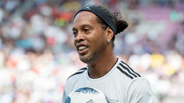 Passes aveugles ou petit pont génial : le récital de Ronaldinho lors d'un match de gala