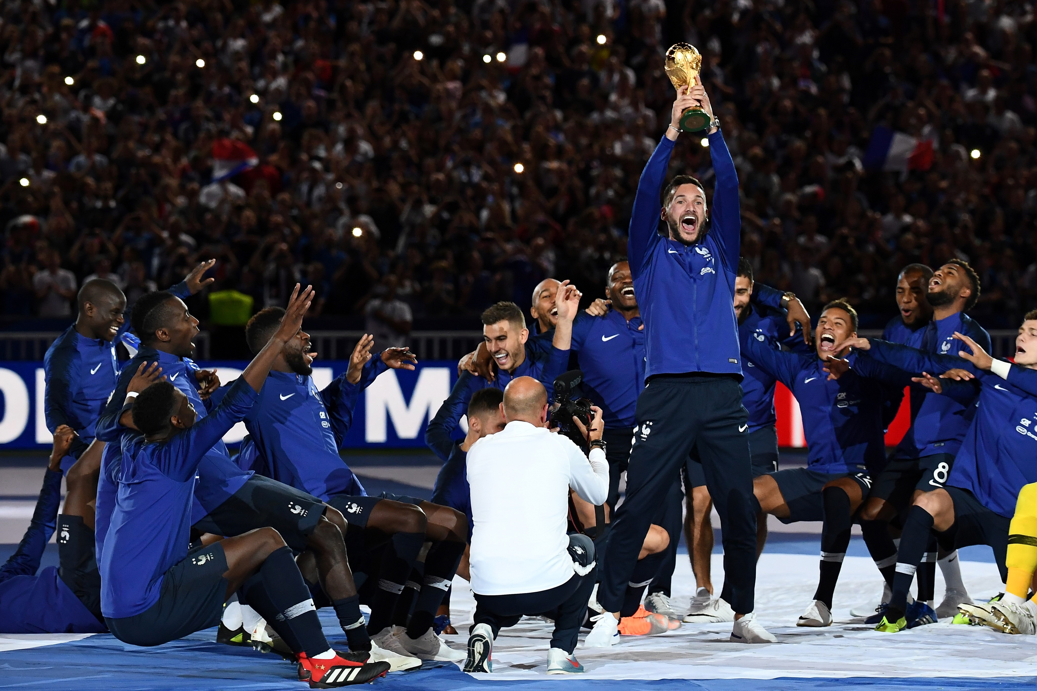 Hugo Lloris brandit la Coupe du monde