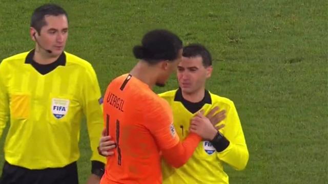 Arbitro di Germania-Olanda in lacrime per la morte della madre: Van Dijk lo consola a fine partita