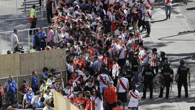 Assalto al pullman del Boca, guerriglia fuori: River-Boca è rinviata a domenica alle 21:00