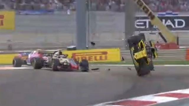 Le spectaculaire double tonneau d'Hulkenberg, après un accrochage avec Grosjean