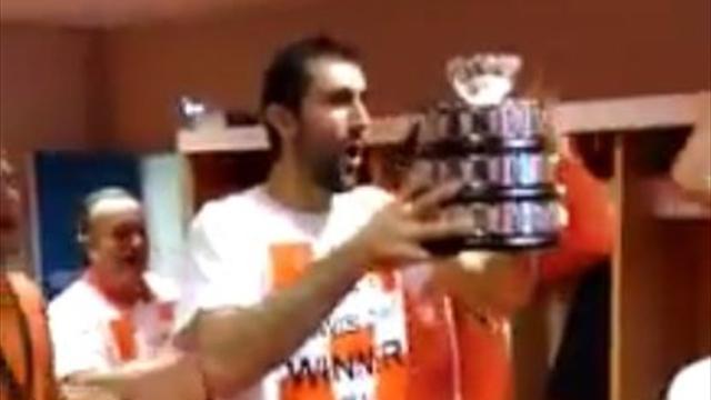 La celebración de Croacia tras ganar la Davis: alegría, cánticos y a beber de la ensaladera La celebración de Croacia tras ganar la Davis: alegría, cánticos y a beber de la ensaladera