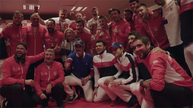 La lección de deportividad del equipo francés felicitando a Croacia en el vestuario por la Davis La lección de deportividad del equipo francés felicitando a Croacia en el vestuario por la Davis