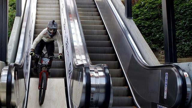 El chileno Pedro Ferreira gana el Downhill Challenge en la Comuna 13 de Medellín