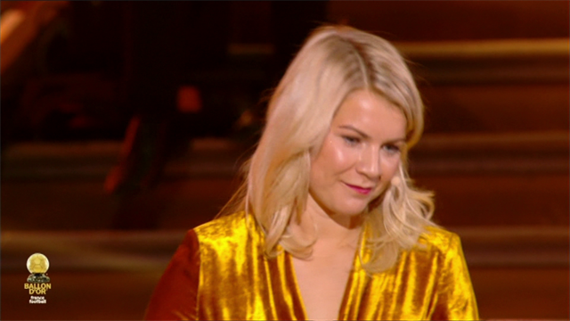 "Sai twerkare?". Il momento della gaffe del dj Solveig con il Pallone d'Oro femminile Ada Hegerber "Sai twerkare?". Il momento della gaffe del dj Solveig con il Pallone d'Oro femminile Ada Hegerber