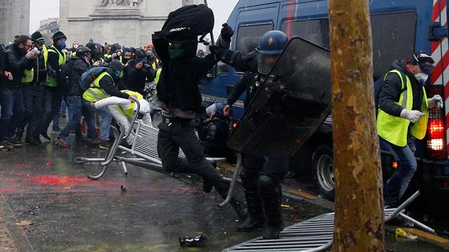 63 arrested in clashes with police in Paris 63 arrested in clashes with police in Paris