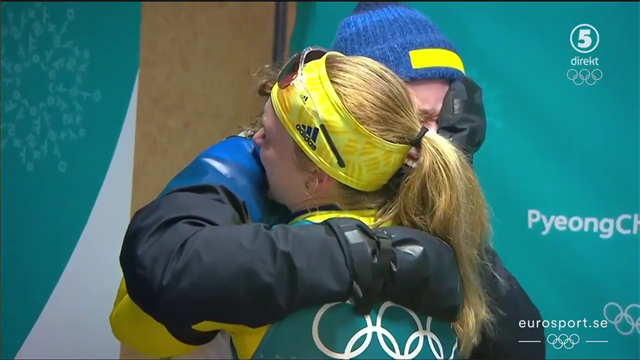 Hanna Öberg kramas om av Mona Brorsson Hanna Öberg kramas om av Mona Brorsson