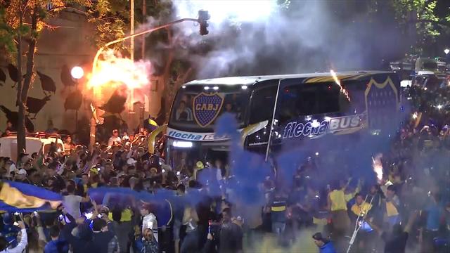 Boca Juniors, febbre da Superclasico! Un fiume di tifosi accompagna la squadra all'aeroporto Boca Juniors, febbre da Superclasico! Un fiume di tifosi accompagna la squadra all'aeroporto