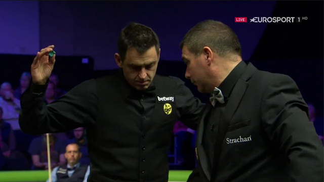 'He seems to be annoying Ronnie today!' - O'Sullivan nearly bumps into referee 'He seems to be annoying Ronnie today!' - O'Sullivan nearly bumps into referee