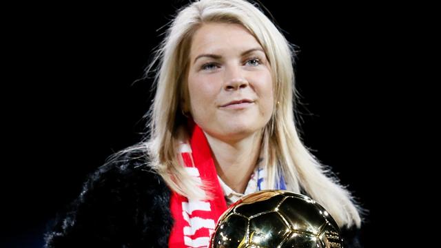 Hegerberg hyllet av egne fans etter å ha vunnet Gullballen