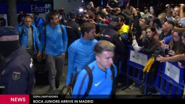 Bagno di folla per il Boca Juniors all'arrivo in hotel a Madrid Bagno di folla per il Boca Juniors all'arrivo in hotel a Madrid
