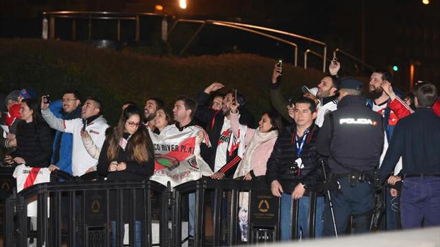 Multitud de fans de River Plate reciben a su equipo en su hotel de concentración