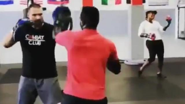 Серена задорно помахала кулачками в боксерском зале перед встречей с Федерером
