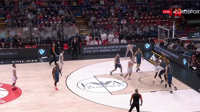 Jeff Brooks come Mike James! Assist dietro la testa e Tarczewski schiaccia Jeff Brooks come Mike James! Assist dietro la testa e Tarczewski schiaccia