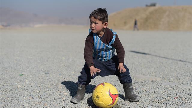 Alle Geschenke weg: "Kleiner Messi" flüchtet vor Taliban